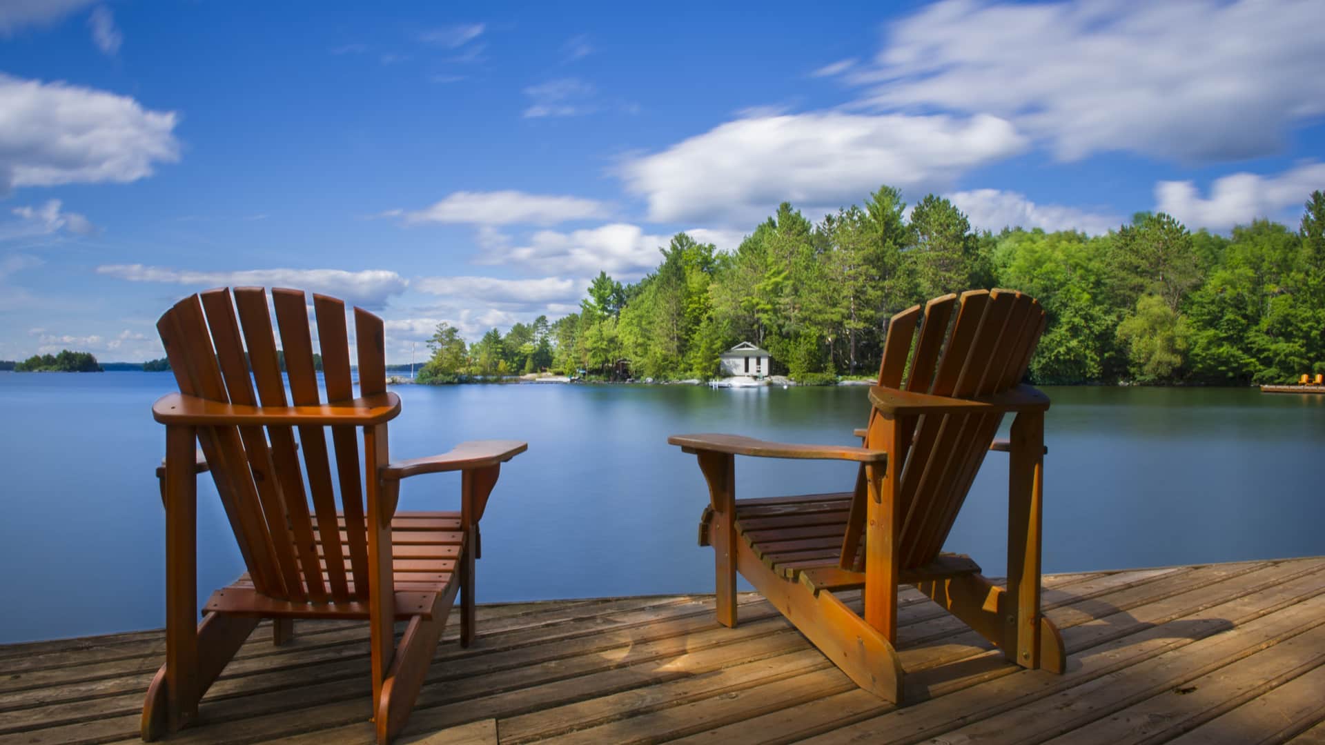 Deux chaises avec vue sur un lac